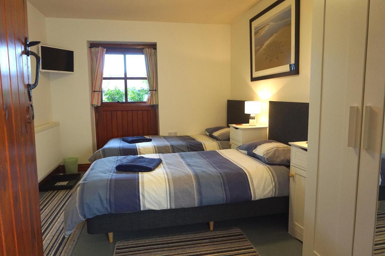 Land'S End Hostel Trevescan Sennen Exterior photo